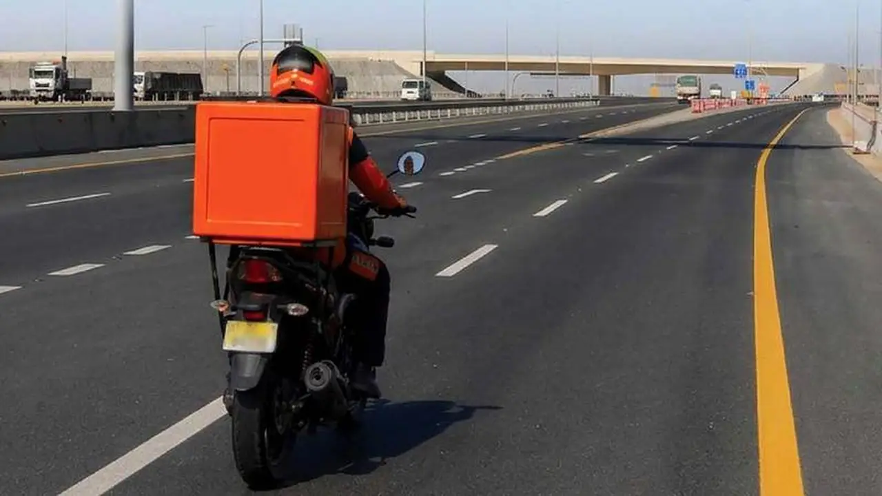 أبوظبي تفرض حظراً على سير دراجات التوصيل في الطرق السريعة بدءاً من 15 مايو